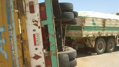 انقلاب سيارتين محملتين بـ200 طن فوسفات فى الوادى الجديد