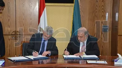 توقيع 6 اتفاقيات للبحث عن البترول فى الصحراء الغربية وخليج السويس 