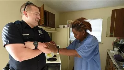 شرطي يطلق سراح سارقة فقيرة ويشتري لها الطعام 