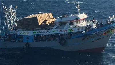 القوات البحرية تنقذ 35 مصرى من الغرق على متن بلنص صيد شمال البحر الأحمر