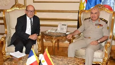 وزير الدفاع يبحث مع نظيره الفرنسى تعزيز التعاون العسكرى بين البلدين