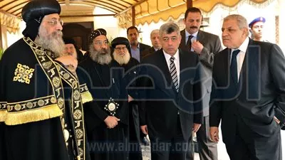 رئيس الوزراء ووزير الداخلية يقدمان واجب العزاء فى شهداء الوطن بالكاتدرائية 