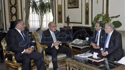 رئيس الوزراء يجتمع مع مسئولي 
