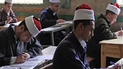 التحفظ علي طالب لتسريبه امتحان مادة الحديث بالثانوية الأزهرية بقنا