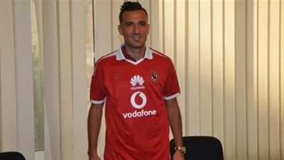 على معلول لاعب الأهلي مرشح لجائزة أفضل لاعب تونسى