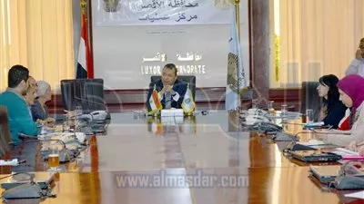 محافظ الأقصر يناقش مع ممثلي 