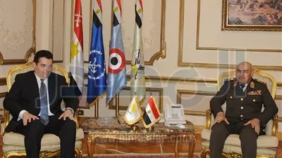 وزير الدفاع يوقع مع نظيره القبرصي برنامج التعاون المشترك بين البلدين