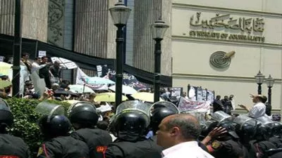  نقابة الصحفيين: تعدي أمن وزارة التعليم على المحررين ممارسة غير مسؤولة 