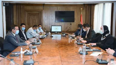 وزيرة التجارة تبحث مع مستثمرى كفر الدوار التوسع فى تصنيع الكمامات