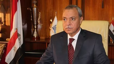 محافظ قنا يسلم عقود 58 بيتًا ريفيًا بالظهير الصحراوي لقرية كرم عمران