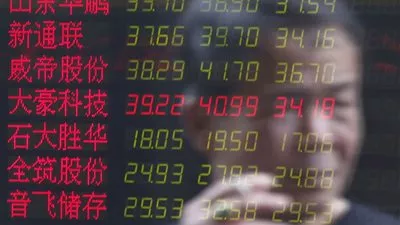 الأسهم الصينية تهبط 7% ووقف التعاملات في بورصتي 