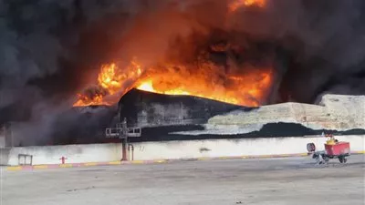 حرائق هائلة في 4 خزانات للنفط بـ