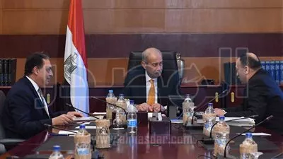 رئيس الوزراء يبحث مع وزير الصحة الموقف التنفيذي لقانون التأمين الصحي الجديد