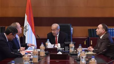 رئيس الوزراء يستعرض مع 