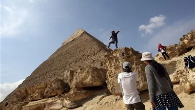 تقرير: انخفاض العملة وضعف السياحة ينذران بتباطؤ نمو الاقتصاد المصري في 2016