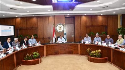 بعد تحريك الأسعار.. وزير البترول يتابع انتظام تدفق إمدادات البنزين والسولار