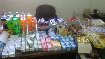 ضبط 325 عبوة مواد غذائية فاسدة في البحر الأحمر