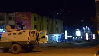 تحرير 60 رهينة بعد احتجازهم في فندق بعاصمة 