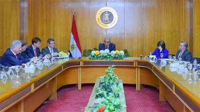 وزير الصناعة يبحث مع 15 شركة بريطانية فرص الاستمثار بمصر