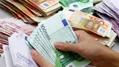 اليورو يهبط لأقل مستوى في شهرين مقابل الدولار