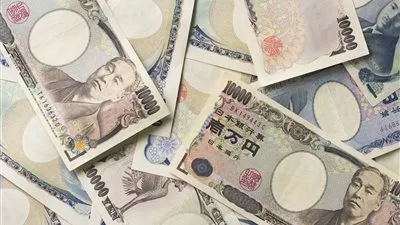 الدولار الأمريكي عند أدنى مستوياته خلال 15 شهرا أمام الين الياباني