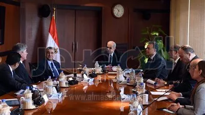 رئيس الوزراء يبحث مع 