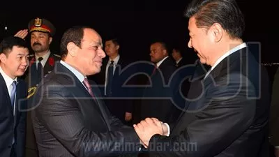 بالصور .. استقبال الرئيس السيسي لنظيره الصيني بمطار القاهرة