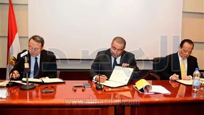 وزير الاستثمار يشهد توقيع عقد مع شركة صينية لإعادة هيكلة قطاع الغزل والنسيج 