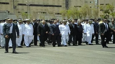 بالصور.. وزير الداخلية وشيخ الأزهر يتقدمان جنازة شهداء هجوم 