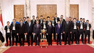السيسي يمنح منتخب اليد للناشئين وسام الرياضة من الطبقة الأولى