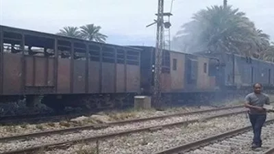 اخماد حريق في السكة الحديد بين 