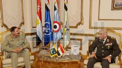 وزير الدفاع يستقبل رئيس أركان الجيش الباكستاني