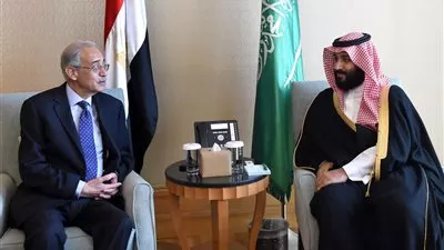 رئيس الوزراء يبحث مع ولي العهد السعودي تعزيز التعاون الاقتصادي