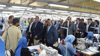 «مدبولي» يتفقد مشروع إنشاء مجمع الصناعات الصغيرة والمتوسطة بالمطاهرة