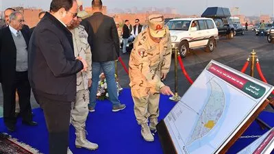 الرئيس يتفقد سير العمل بمحور روض الفرج ومطار سفنكس الدولي (صور)