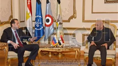 وزير الدفاع يلتقى نائب وزير الصناعة والتجارة الروسي