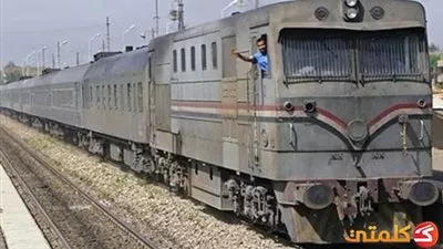 سيارة تقتحم منفذ 