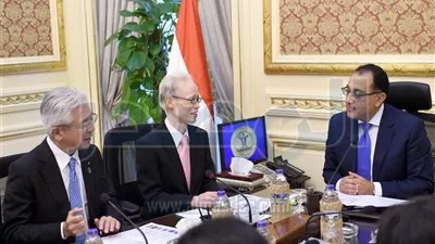 «مدبولي» يبحث مع رئيس «تويوتا» إحلال ميكروباصات تعمل بالغاز الطبيعي