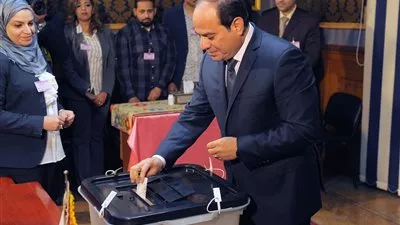 الرئيس السيسي يدلي بصوته في الانتخابات الرئاسية (صور)