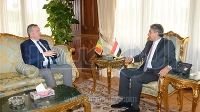 وزير الطيران المدنى يبحث مع سفير المجر العلاقات الثنائية فى النقل الجوي