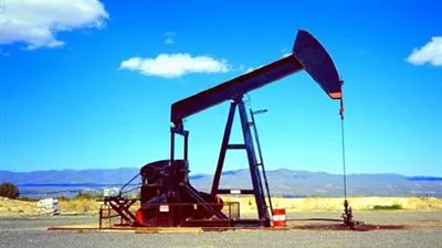 ارتفاع أسعار النفط العالمية مع تراجع أنشطة الحفر الأمريكية