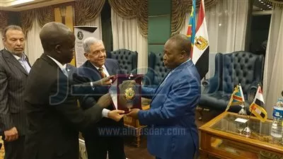بالصور .. وزيرالصناعة 