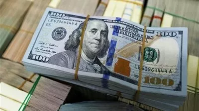 الدولار يهبط بسبب النزاع التجاري الأمريكي الصيني
