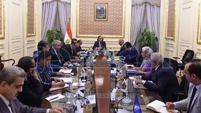 رئيس الوزراء يبحث سبل تطوير الأسطول التجاري البحرى