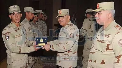 وزير الدفاع يلتقى بقادة وضباط وجنود المنطقة الغربية العسكرية