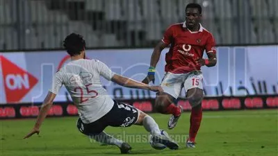 بالصور.. الأهلي يبتعد بصدارة الدوري المصري بثنائية 