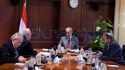 رئيس الوزراء يبحث مع محافظ بورسعيد الموقف التنفيذي لعدد من المشروعات