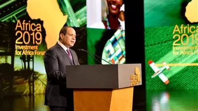 السيسى يتفقد معارض متخصصة خلال مؤتمر الاستثمار فى أفريقيا 