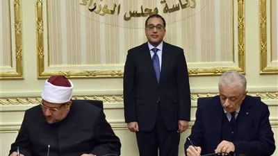 رئيس الوزراء يشهد توقيع بروتوكولي تعاون بين «الأوقاف» و«التعليم»