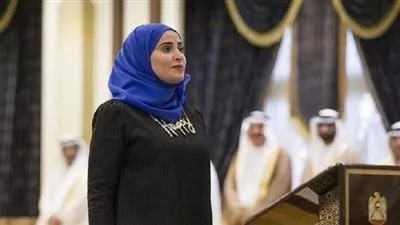 قلادة وزيرة السعادة الإماراتية تلفت الأنظار أثناء أدائها اليمين الدستوري